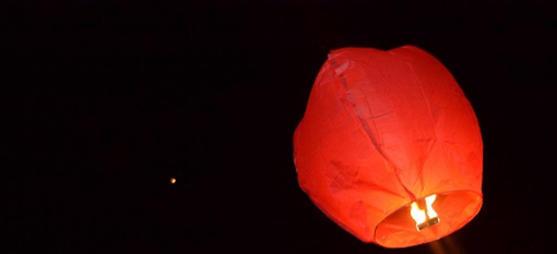 Ljusmanifestation för Seyfo lyste upp Örebros himmel